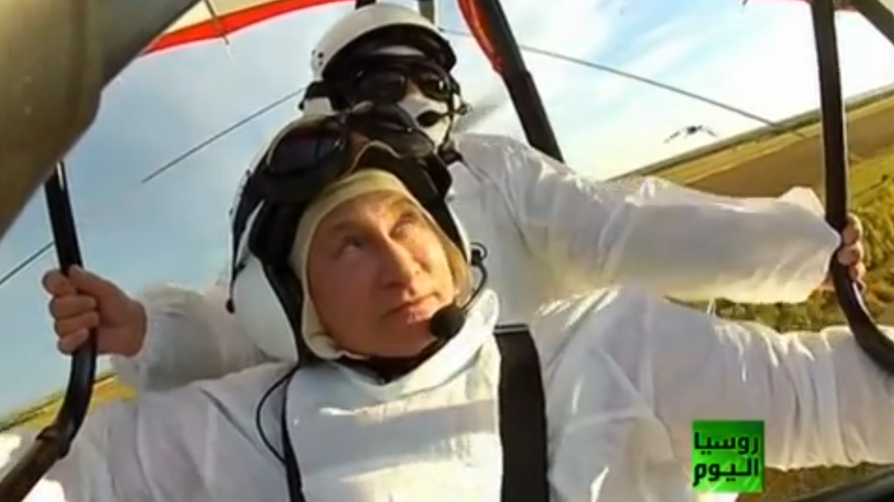 بوتين يقارن بين تحليقه على متن "البجعة البيضاء" وقيادته لسرب "الغرانيق" (فيديو)