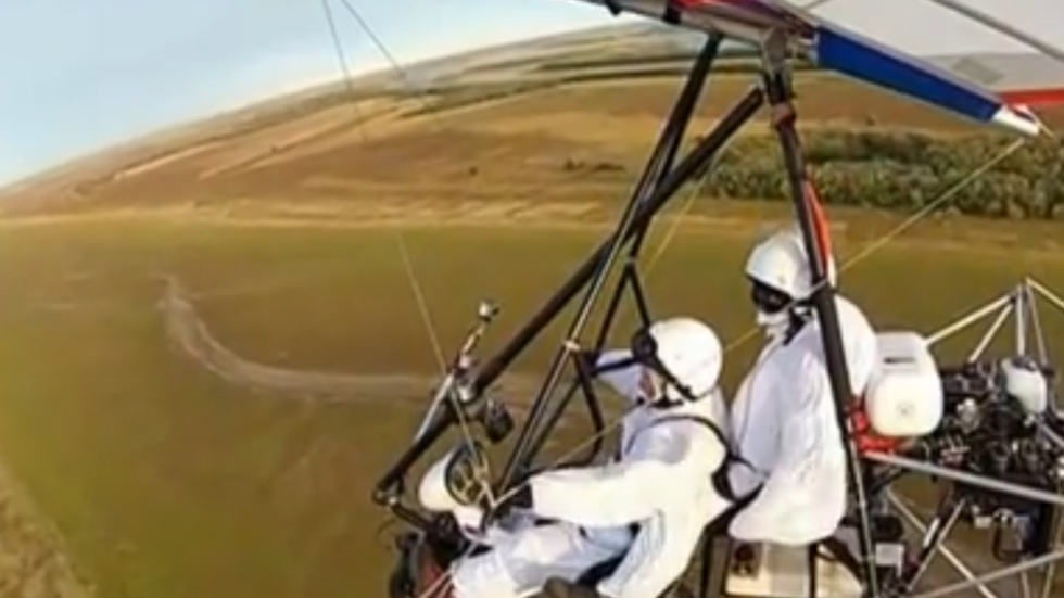 الرئيس الروسي بوتين يحلق في الجو مع سرب من الغرانيق