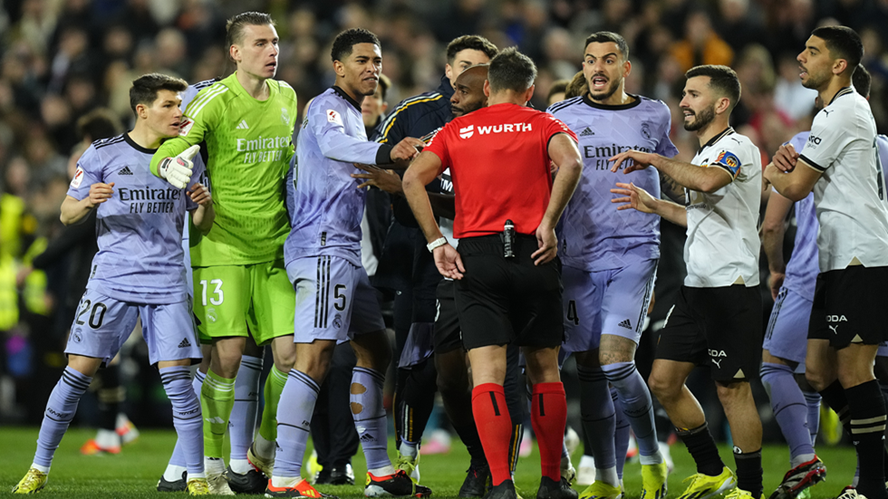 بعد أزمته مع ريال مدريد.. رابطة الدوري الإسباني تفاجئ الحكم مانزانو