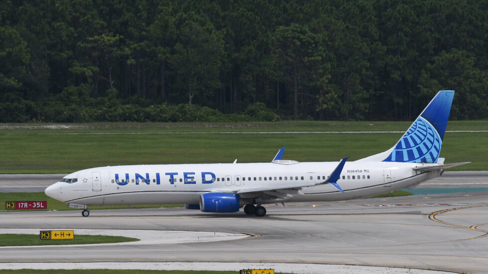 هبوط اضطراري لطائرة أمريكية بعد سقوط أحد إطاراتها بعد إقلاعها (فيديو)