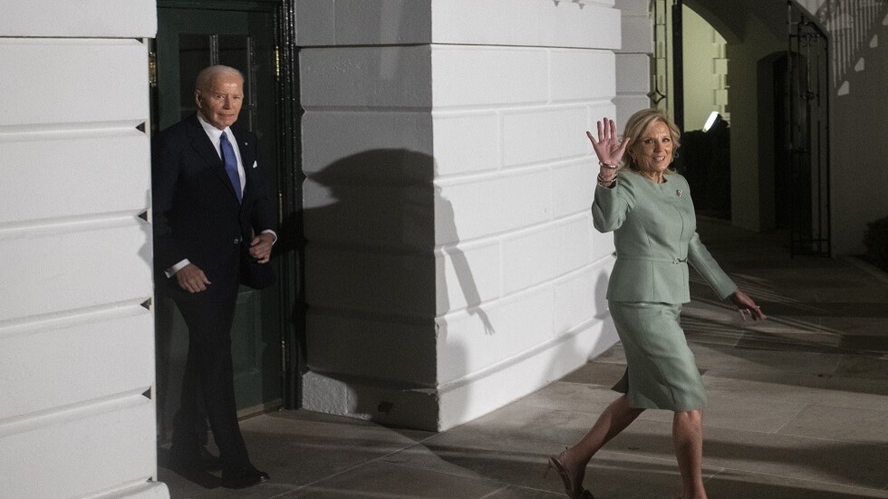 نشطاء مؤيدون لفلسطين أمام الكونغرس الأمريكي مع وصول بايدن لإلقاء خطابه السنوي (فيديو)