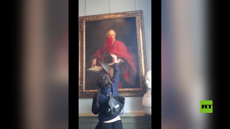 دعما لفلسطين.. نشطاء يمزقون لوحة لأرتور بلفور في جامعة كامبريدج (فيديو)