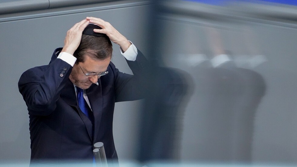 بعد طلب مماثل ضد رئيس إسرائيل.. دعوات لاعتقال رئيس مجلس إدارة "ياد فاشيم" داني ديان في هولندا