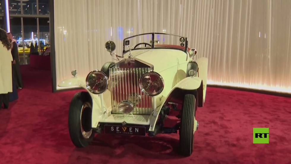 شاهد بالفيديو.. عرض سيارات نادرة في معرض الرياض بالسعودية