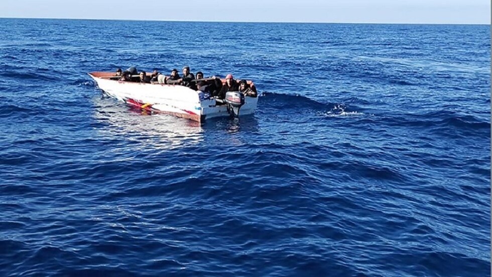 الجيش اللبناني ينقذ 20 سوريا خلال تهريبهم بطريقة غير شرعية على متن مركب قبالة شاطىء طرابلس