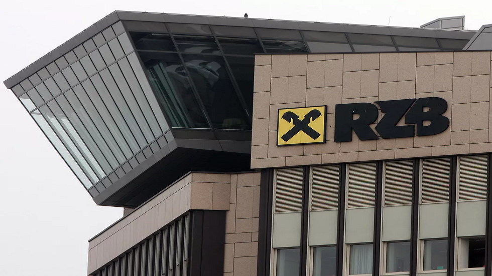 بنك "رايفايزن" ينفي فرض عقوبات أمريكية عليه