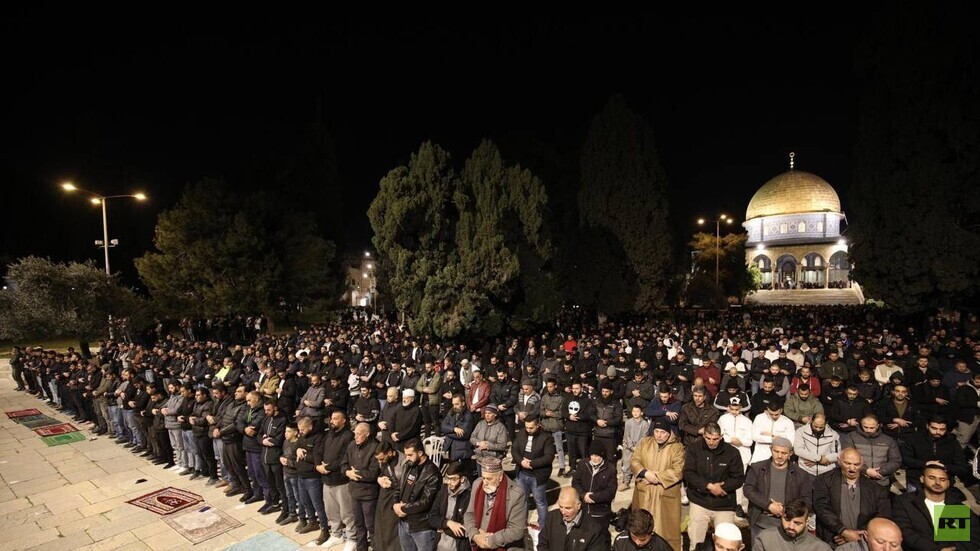 35 ألف شخص ينجحون في الوصول إلى المسجد الأقصى لتأدية صلاتي العشاء والتراويح (صور)