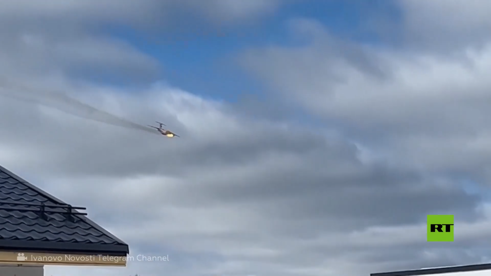 مشاهد لتحطم طائرة النقل العسكرية "إيل-76" الروسية بعد اشتعال أحد محركاتها