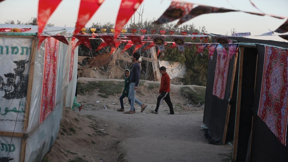 أثار انتقادات وغضبا.. صحيفة فرنسية تنشر "كاريكاتيرا" يسخر من مجاعة غزة برمضان