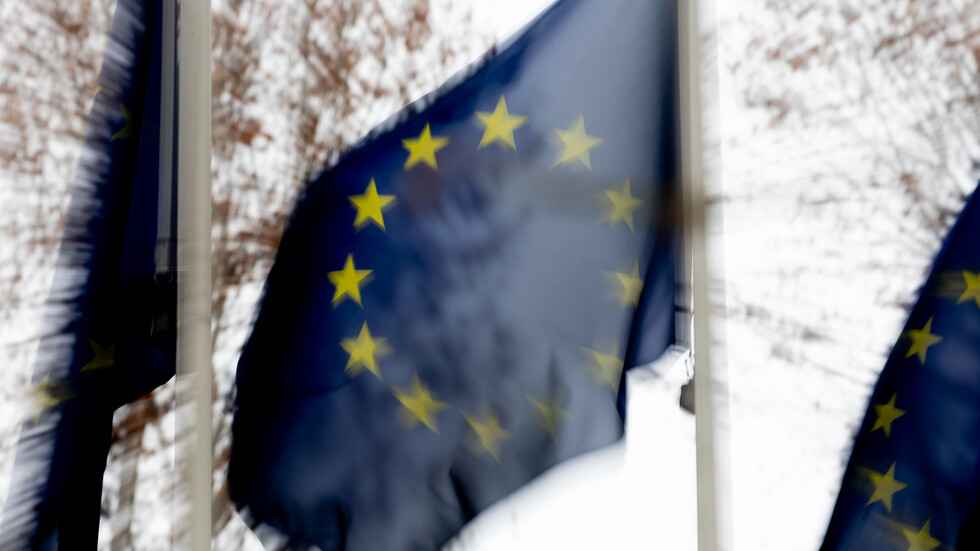 "رويترز": الاتحاد الأوروبي لا يمكنه تحويل عائدات الأصول الروسية المجمدة إلى كييف حتى يتم حل النزاع