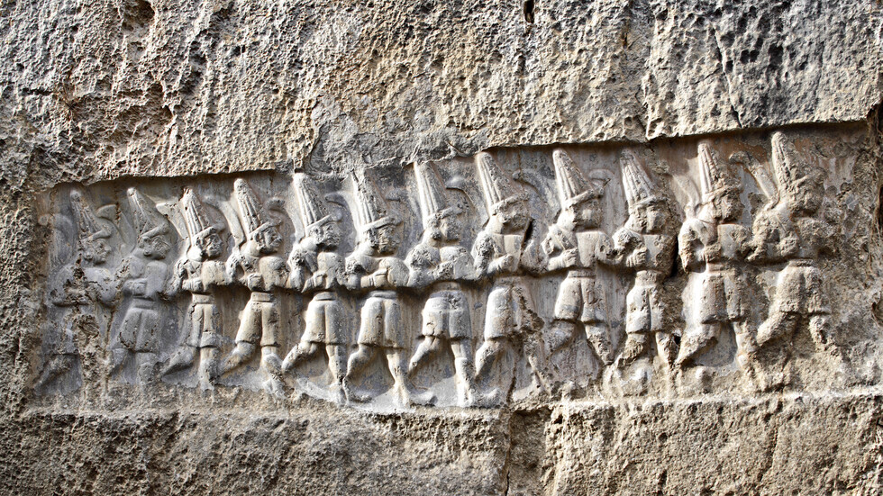 لوح منقوش بلغة 