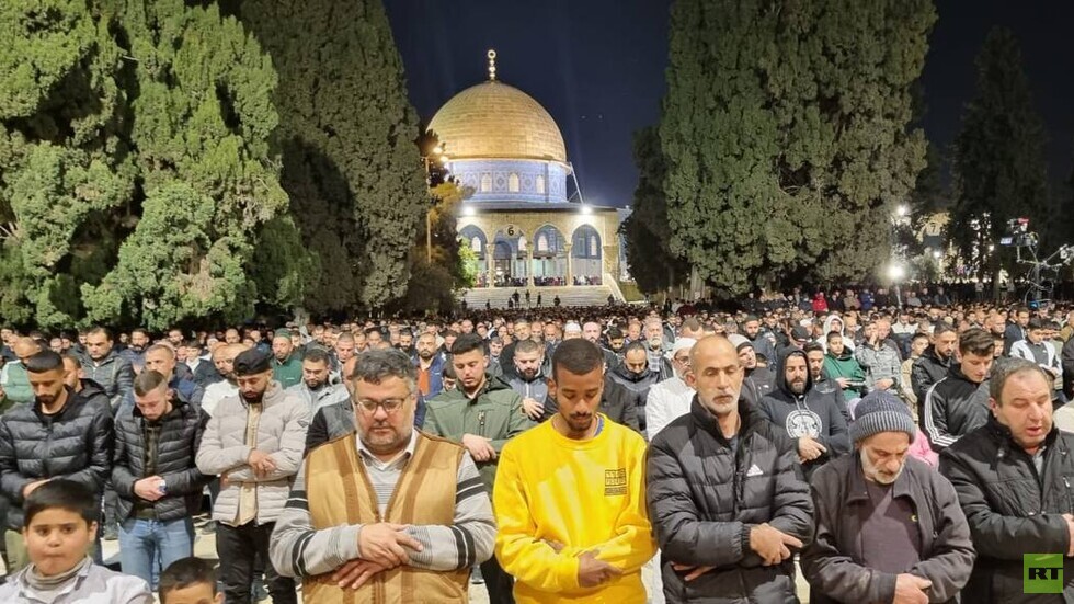 40 ألفا يؤدون صلاتي العشاء والتراويح في ثالث أيام رمضان في المسجد الأقصى (صور)