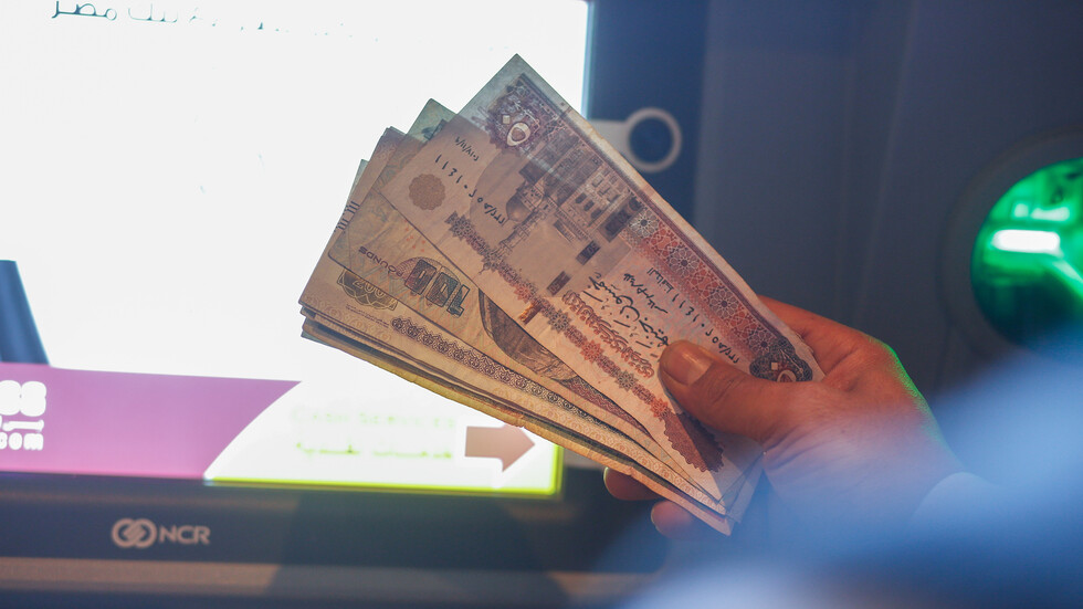 مصر.. هبوط الدولار بعد تعرضه "لضربة ثلاثية"