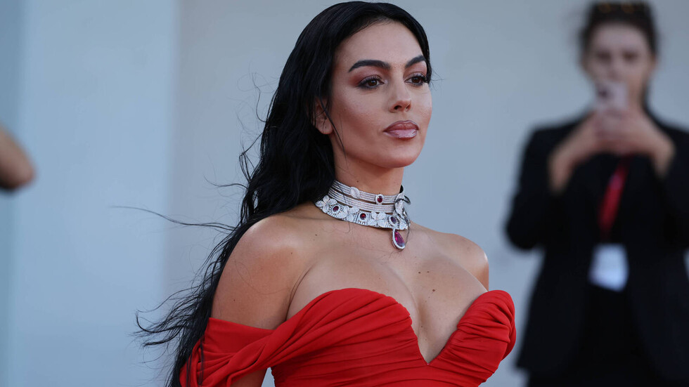 فنان سعودي شهير يعلق على ظهوره في "بوستر" مسلسل مع "جورجينا رودريغيز" (فيديو)