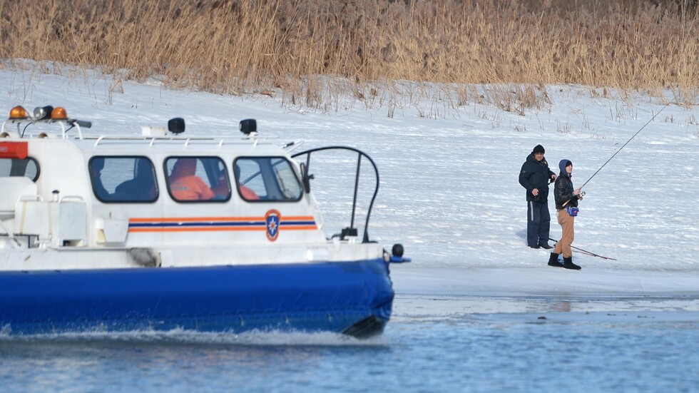 إنقاذ 44 صيادا من طوف جليدي انجرف بهم شرقي روسيا