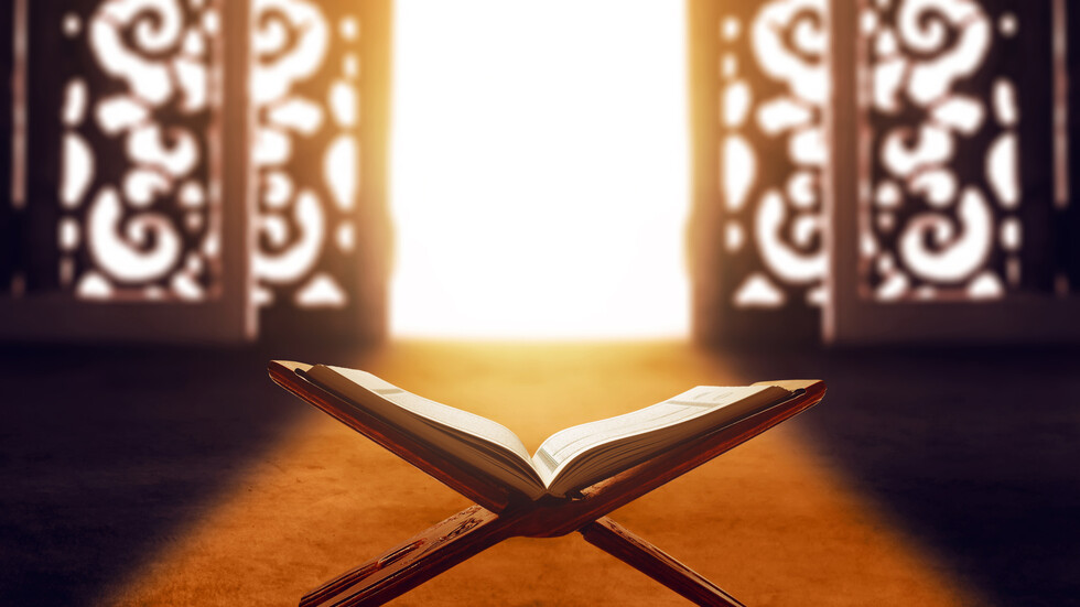 عرض مصحف مملوكي يعود إلى القرن الرابع عشر للبيع في مزاد الفنون الإسلامية (صورة)