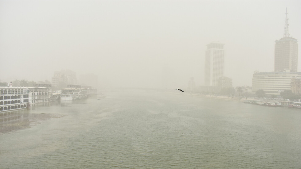 مصر.. وقف حركة الملاحة الجوية والنهرية بمطارين والنيل وبحيرة بأسوان إثر عاصفة ترابية والسلطات تحذر