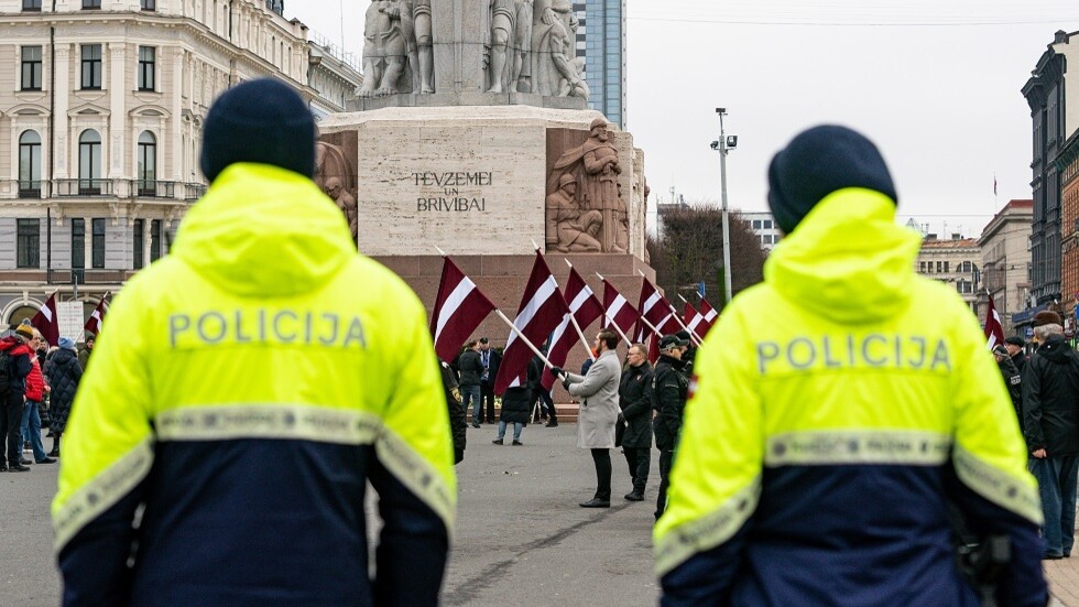 "أنا نازي وافتخر!".. معمر يشارك في مسيرة للنازيين الجدد في لاتفيا (فيديو)