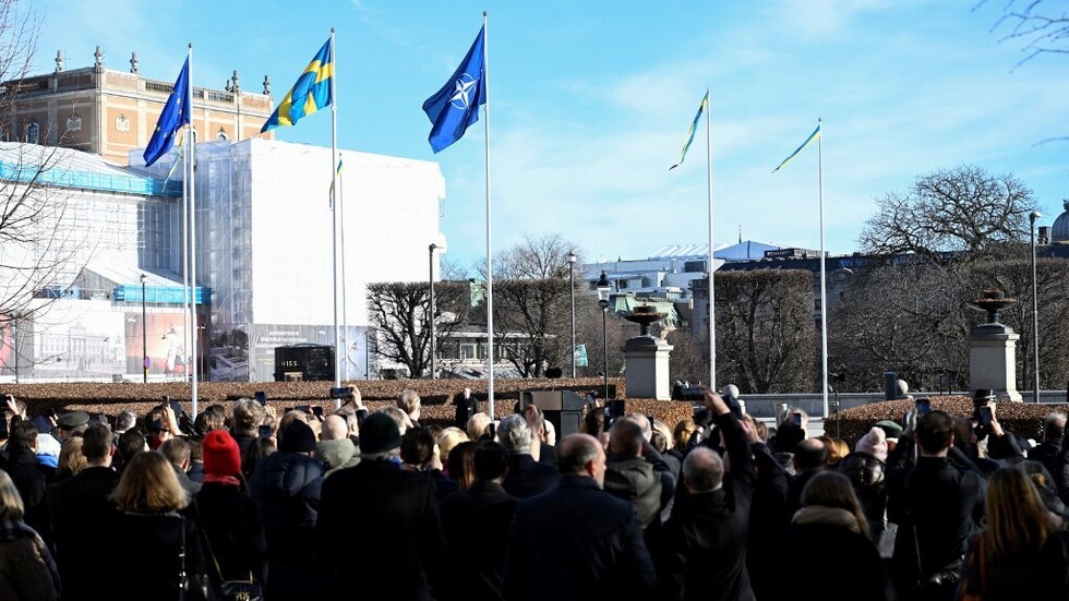 لا لـ"الناتو".. صيحات منددة بالأطلسي ترافق رفع علم الحلف في السويد