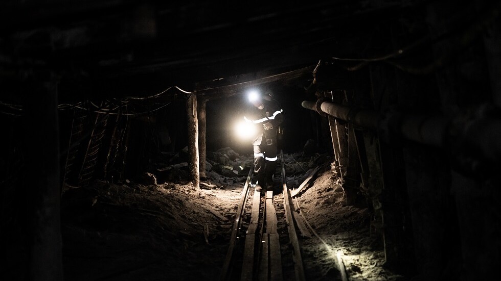 الطوارئ الروسية ترسل فرقا إضافية لإنقاذ 13 شخصا محاصرين في منجم للتعدين (فيديو)