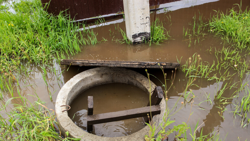 كازاخستان..  فرق الإنقاذ تنتشل جثة فتاة سقطت في قناة لتصريف المياه (فيديو)