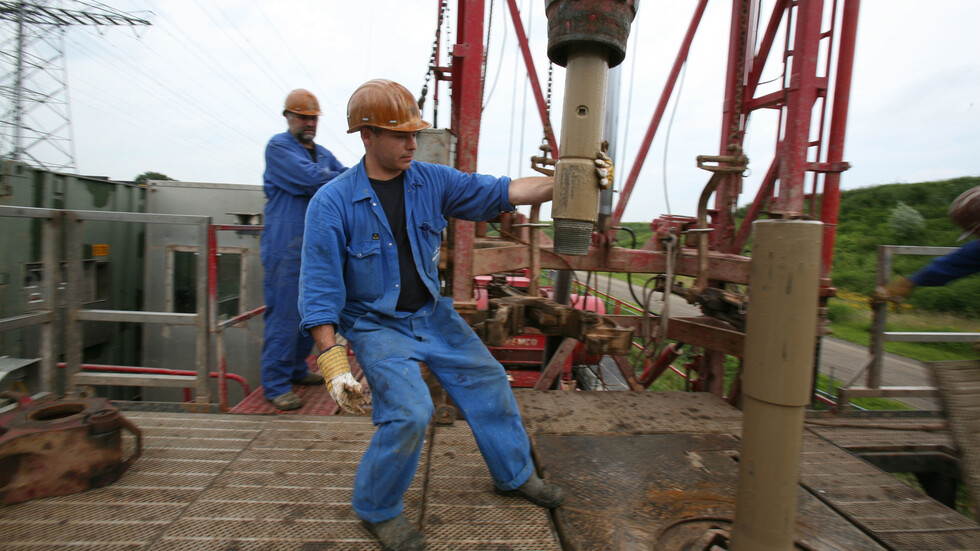 انخفاض أسعار النفط مع ارتفاع الدولار