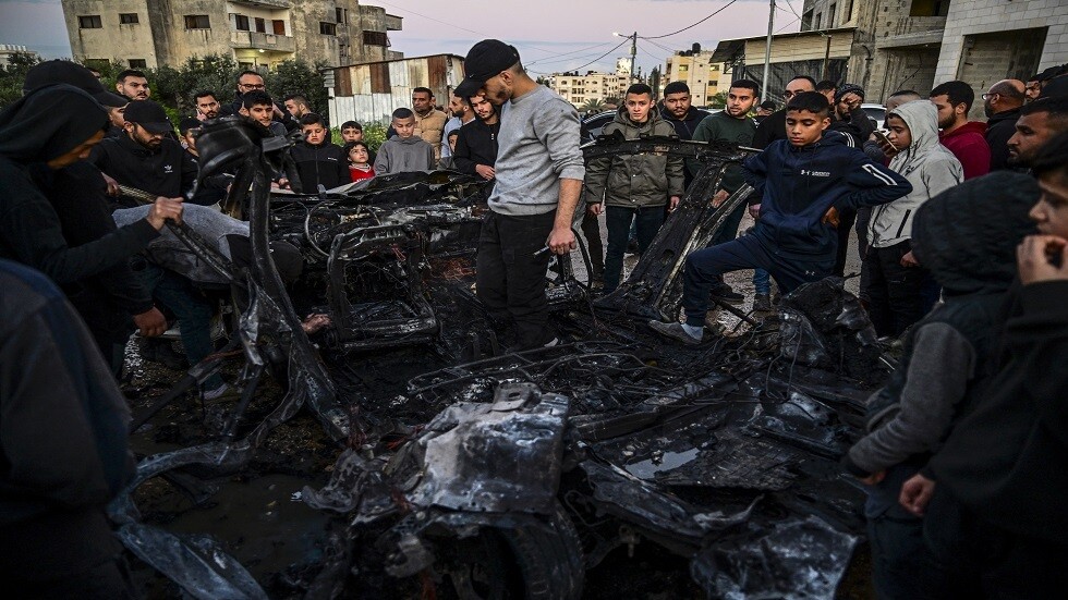 جنين.. تشييع جثامين 3 فلسطينيين قتلوا بغارة إسرائيلية وسط توتر شديد في المدينة (فيديوهات)