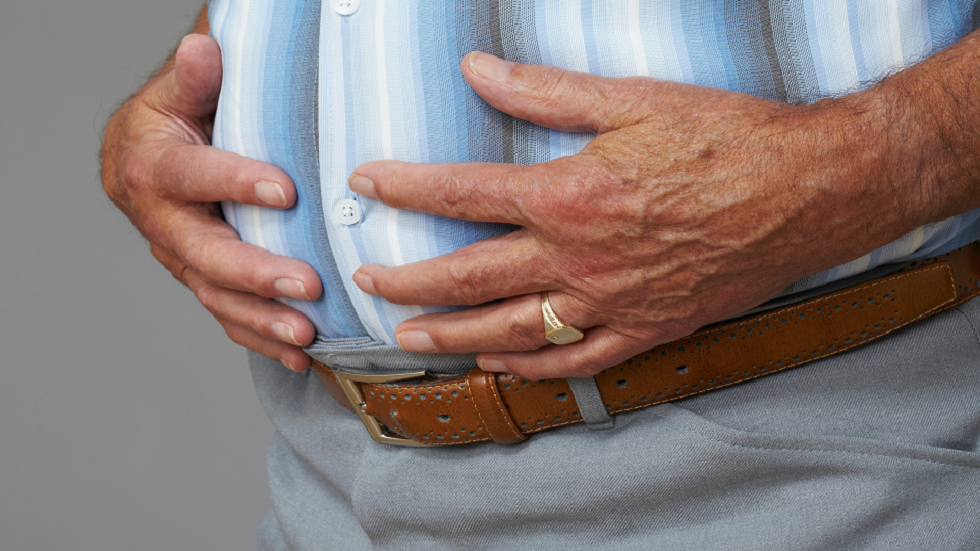 عادة يومية بسيطة قد "تشفط" دهون البطن العنيدة لدى الرجال