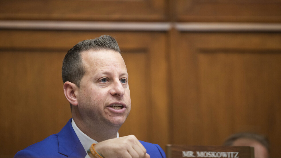 سيناتور أمريكي يصل إلى جلسات الاستماع الخاصة بعزل بايدن مرتديا قناع بوتين (فيديو)