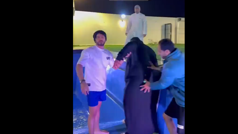 عجز عن الخروج بمفرده.. شبان يدفعون صديقهم "البدين" في المسبح ويستأجرون رافعة لإنقاذه (فيديو)