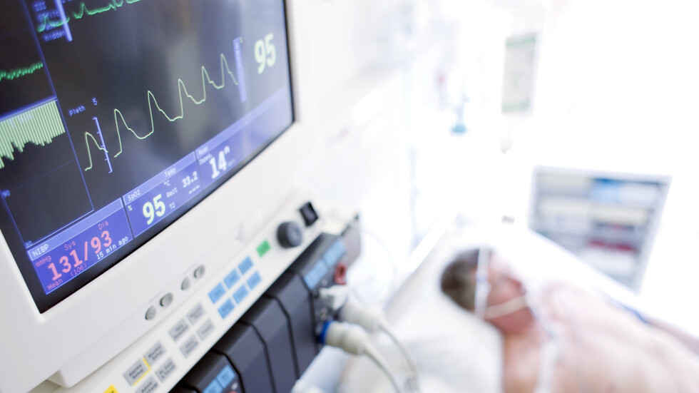 حاول إزالة شعرة في فخذه فكاد يفقد حياته