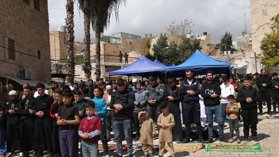 الجيش الإسرائيلي يعيق وصول المصلين إلى الأقصى وفلسطينيون يؤدون صلاة الجمعة بمحيط حاجز قلنديا (فيديو)