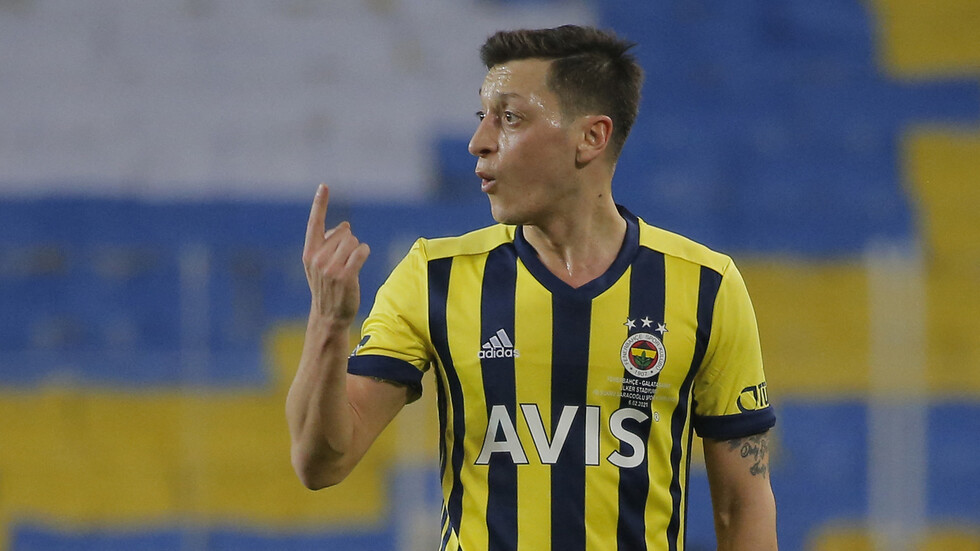 شاهد.. تحول جسدي مذهل لمسعود أوزيل بعد اعتزاله (فيديو)