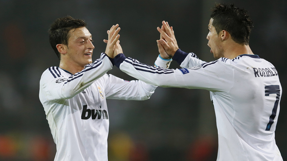 بثلاث كلمات.. رونالدو يعلق على التحول الجسدي المذهل لأوزيل  (فيديو)