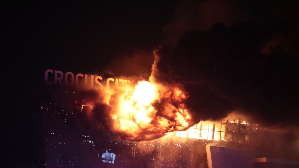 بالفيديو.. 4 مسلحين يطلقون النار بدم بارد على رواد قاعة الحفلات في المركز التجاري بضواحي موسكو