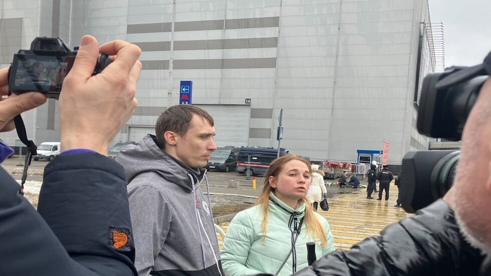 ثوان كانت كافية.. رجل مقدام يحيد أحد إرهابي هجوم كروكوس خلال إعادة تلقيم سلاحه (فيديو)