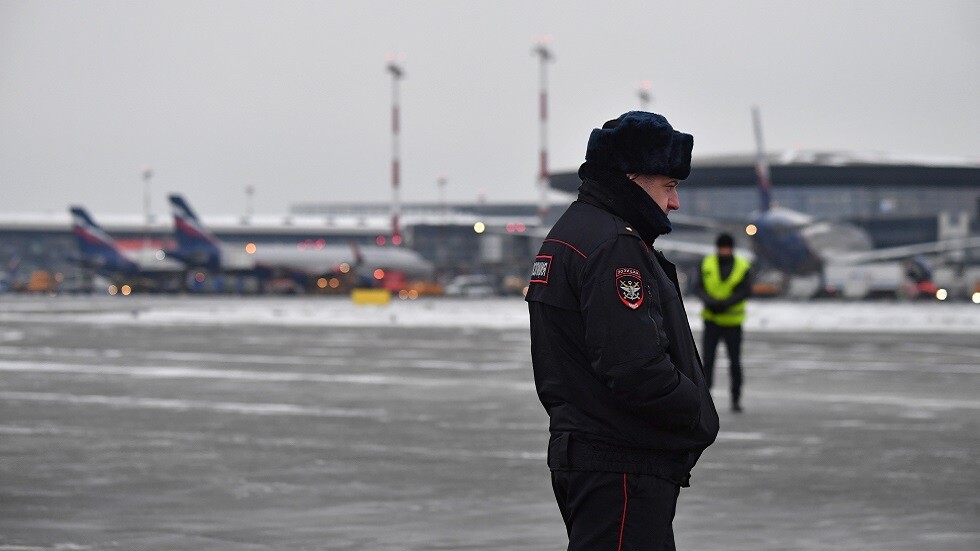 دعابة غير موفقة.. راكبة في أحد مطارات موسكو تعلن وجود قنبلة في حقيبة ظهرها