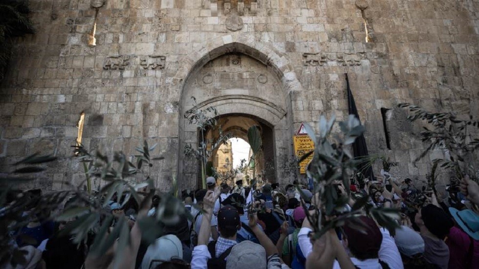 إسرائيل تمنع آلاف الفلسطينيين المسيحيين من الوصول إلى القدس لإحياء 