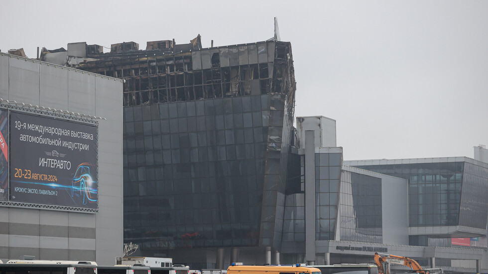 عرض ضوئي لإطلاق سرب من الطيور على مركز 