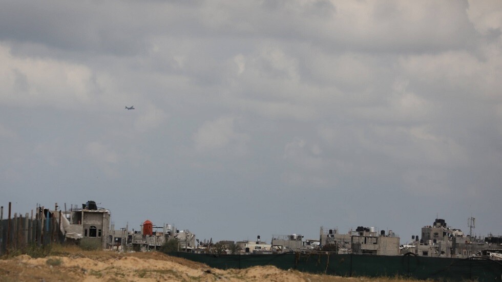 تقرير عبري: إسرائيل تبحث توزيع مسدسات على القادة المحليين وشيوخ العشائر في غزة للدفاع عن النفس