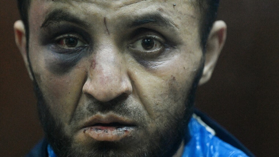 إرهابي فوق الشجرة.. مشهد غير مألوف من عملية اعتقال أحد منفذي هجوم 