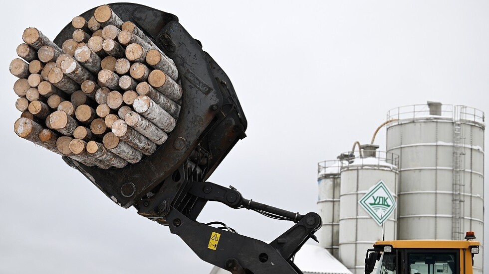 بسبب العقوبات ضد روسيا.. الاتحاد الأوروبي يتحول إلى الخشب الأمريكي