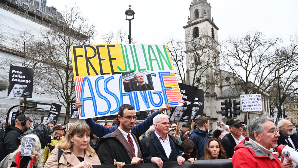محكمة بريطانية تؤجل تسليم أسانج إلى الولايات المتحدة وتمنحه حق الاستئناف