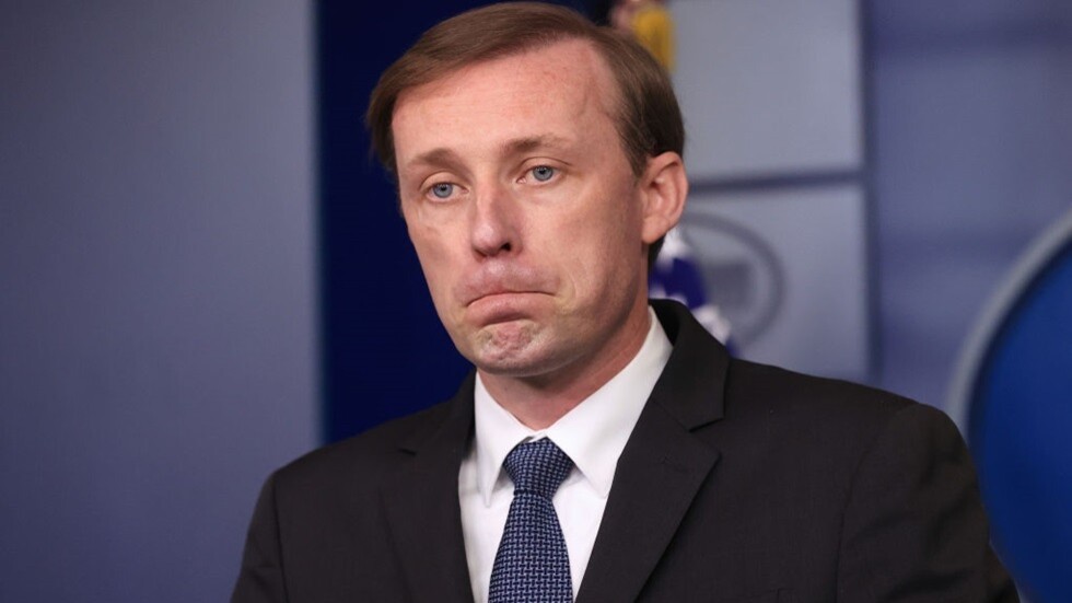 وسائل إعلام أمريكية: مجهول يلقي "الروث" على منزل مستشار بايدن وخبراء المتفجرات يهرعون للمكان