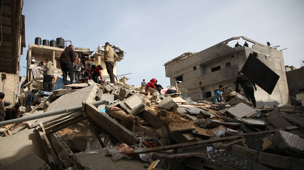 وسط الرعب والدمار.. مهرجون يرسمون الابتسامة على وجوه أطفال غزة