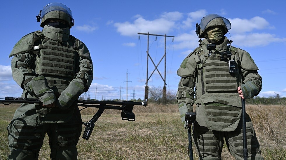 "روستيخ" تصنع سترات واقية جديدة لخبراء إزالة الألغام