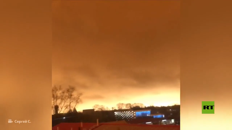 مناظر طبيعية تشبه كوكب المريخ.. عاصفة رملية تحوّل سماء مقاطعة أمور الروسية للون البرتقالي