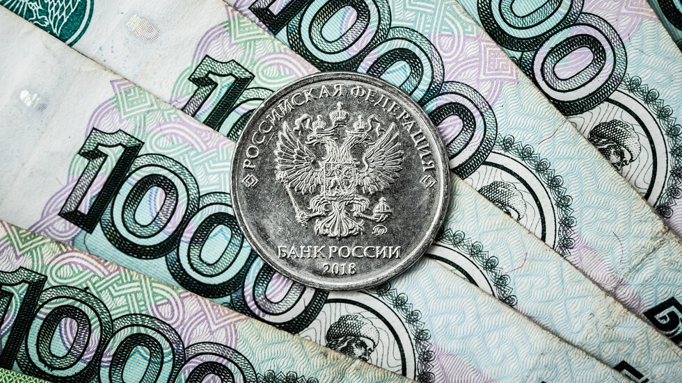 الروبل يخالف التوقعات