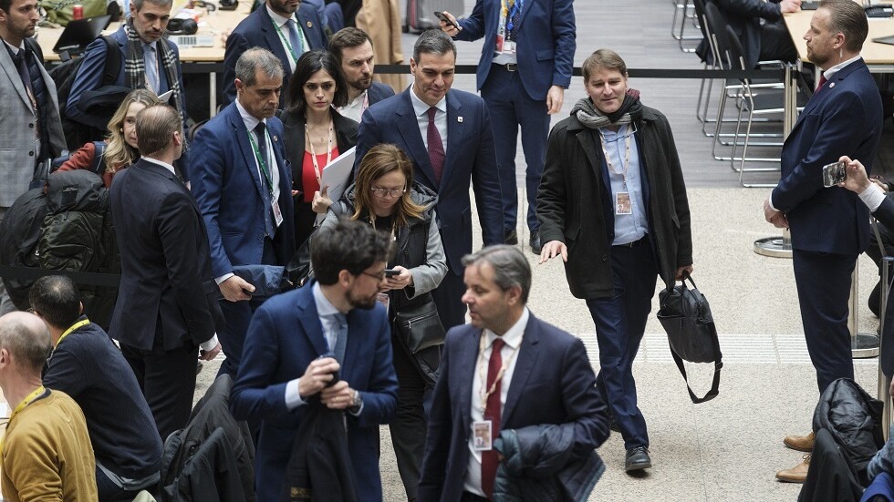 رئيس وزراء بولندا يكشف عن "جدل مثير" أشعله نظيره الإسباني في قمة الاتحاد الأوروبي رأفة بشعبه