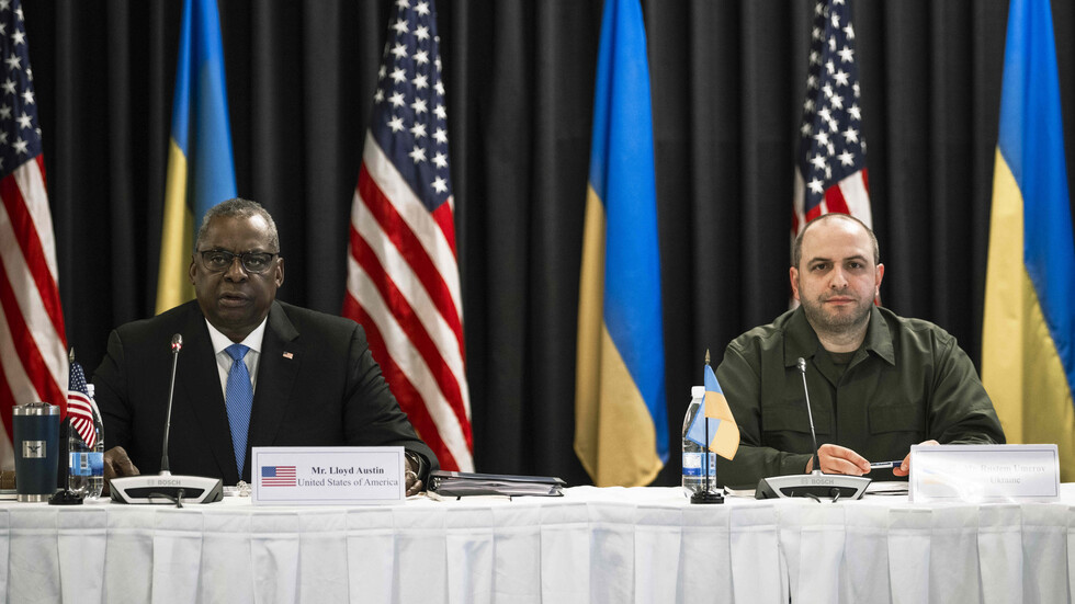 أوستن وعميروف يبحثان احتياجات أوكرانيا إلى المساعدات العسكرية